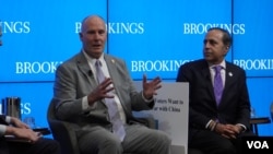 资料照片：众议院中共问题特设委员会主席穆勒纳尔(左)和委员会首席民主党议员克里希纳莫蒂2025年2月25日出席华盛顿智库布鲁金斯学会的一次活动。(美国之音记者李逸华拍摄)
