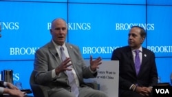 资料照片：众议院中共问题特设委员会主席穆勒纳尔(左)和委员会首席民主党议员克里希纳莫蒂2025年2月25日出席华盛顿智库布鲁金斯学会的活动。(美国之音记者李逸华拍摄)