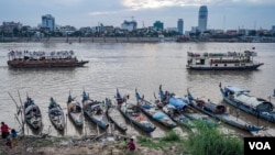 FILE - Fishermen and families living on boats along the Mekong riverbank in Phnom Penh, Cambodia, December 30, 2018. (Khan Sokummono/VOA Khmer) 