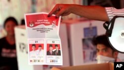 Para petugas pemilu melakukan perhitungan suara Pilpres di salah satu TPS di Jakarta, Rabu sore (17/4). 