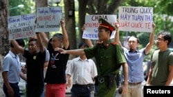 越南抗议者2016年7月17日在河内示威，支持南中国海仲裁案的判决