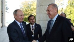 Presiden Rusia Vladimir Putin (kiri) dan Presiden Turki Recep Tayyip Erdogan di rumah kediaman Bocharov Ruchei, di Sochi, Rusia, 22 Oktober 2019. (Foto: dok). 