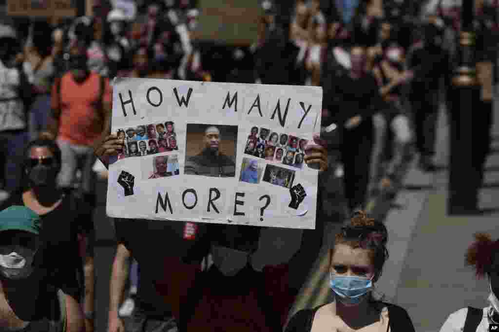 ពលរដ្ឋ​ក្រុង​ឡុងដ៍ បាន​ដើរ​ក្បួន​ពី​ទីលាន​សភា Parliament Square ដែល​នៅ​កណ្តាល​ទីក្រុង​ឡុងដ៍ ចក្រភព​អង់គ្លេស កាលពី​ថ្ងៃអាទិត្យទី ៣១ ខែឧសភា ឆ្នាំ ២០២០ ដើម្បី​តវ៉ា​អំពី​ការ​ស្លាប់​របស់​លោក George Floyd ដែល​ជា​ពលរដ្ឋ​អាមេរិក​ដើមកំណើត​អាហ្រ្វិក។ (AP)