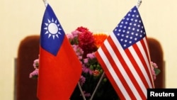 台湾与美国国旗并排摆放 