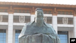 北京天安门广场上的孔子塑像