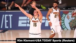 Nikola Jokić i Džamal Mari slave plasman u finale Zapadne konferencije posle pobede nad Los Anđeles Klipersima u sedmoj utakmici drugog kola NBA plej-ofa (Foto: Reuters/Kim Klement-USA TODAY Sports) 