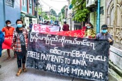 រូប​ឯកសារ៖ រូបថត​ផ្តល់​ឱ្យ​ដោយ​ Mandalay Strike Force នេះ​បង្ហាញ​ពី​ក្រុម​បាតុករ​ដើរ​តាម​ផ្លូវ​នៅ​ទី​ក្រុងMandalay ក្នុង​ប្រទេស​មីយ៉ាន់ម៉ា​កាល​ពី​ថ្ងៃ​ទី​២៨ ខែ​តុលា​ ឆ្នាំ​២០២១។