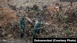 Para anggota TNI terlibat dalam berbagai program sosial, termasuk pembersihan Sungai Citarum di Jawa Barat. (foto: ilustrasi)