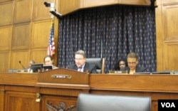 美国国会及行政当局中国委员会共同主席、众议员克里史密斯（中）