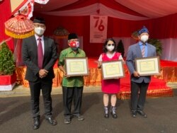 Kuasa Usaha Ad-Interim/Wakil Duta Besar RI untuk AS, Iwan Freddy Hari Susanto dan Organisasi Masyarakat Peraih Penghargaan Seni Budaya (foto: VOA/Made Yoni).