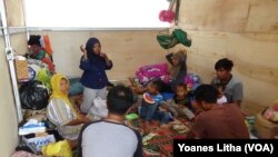 Suasana di dalam salah satu bilik hunian sementara (huntara) di Petobo, Palu Selatan, yang seringkali dihuni beberapa keluarga sekaligus.