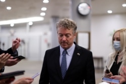 共和党参议员兰德·保罗准备宣誓参加针对前总统特朗普的弹劾审判前被记者追问。(2021年1月26日)