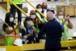 Presiden AS Joe Biden menyapa para pekerja setelah menyampaikan sambutan selama kunjungan ke Pusat Kendaraan Listrik Ford Rouge di Dearborn, Michigan, AS, 18 Mei 2021. (Foto: REUTERS/Leah Millis)