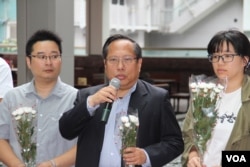 支联会主席何俊仁五四百年在国殇之柱前讲话(美国之音记者申华拍摄)