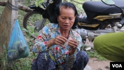 អ្នកស្រី ម៉ី ឡា អាយុ៦៣ឆ្នាំ ប្រជាពលរដ្ឋដែលរស់នៅក្នុងឃុំថ្មស ដែលប្រឈមនឹងការបាត់បង់ដីទៅក្រុមហ៊ុនចិន។ (ស៊ុន ណារិន/VOA Khmer)