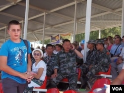 俄罗斯与中国扩大合作。去年8月俄罗斯军方主办坦克大赛，中国军队参加，在看台上的中国军官。