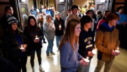 Učenici srednje škole u Oksfordu na bdenju u lokalnoj crkvi, 1. decembra 2021.