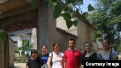 陈克贵出狱后与当地支持者在东师古。（亲属提供）