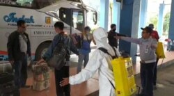Pemyemprotan disinfektan bagi penumpang di terminal Tirtonadi Solo dalam video yang diunggah di media sosial.(Foto: Courtesy/Video Humas Terminal Tirtonadi Solo)