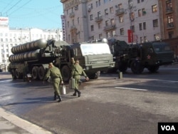 2012年5月莫斯科红场阅兵彩排中展示的S-400防空导弹。(美国之音白桦拍摄)