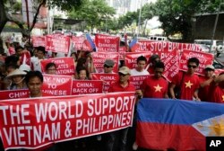 Người Việt và người Philippines xuống đường biểu tình phản đối bên ngoài lãnh sự quán Trung Quốc ở thủ đô Manila.