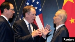 资料照：美国贸易代表莱特希泽（中）和财政部长姆努钦在上海与中国副总理刘鹤交谈。（ 2019年7月31日）