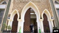 Un membre des forces de sécurité marocaines devant le tribunal de Sale près de la capitale Rabat, le 14 novembre 2019.