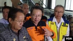 Kepala BNPB Willem Rampangilei didampingi Gubernur Sulawesi Tengah Longki Djanggola memberikan keterangan PERS mengenai penetapan masa Transisi Darurat Menuju Pemulihan pasca bencana alam di Sulawesi Tengah (Foto: VOA/Yoanes Litha)