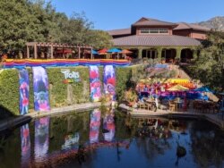 Dekorasi bertema film "Trolls World Tour" menghiasi kantor pusat DreamWorks Animation di Los Angeles, California (Dok: Yorie Kumalasari)