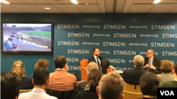 លោក Brian Eyler នាយក​ផ្នែក​គម្រោង​សិក្សា​តំបន់​អាស៊ី​អាគ្នេយ៍​នៅ​មជ្ឈមណ្ឌល Stimson Center និង​ជា​អ្នកនិពន្ធ​សៀវភៅ «Last Days of the Mighty Mekong» (ខាង​ឆ្វេង) ពន្យល់​ពី​នគរូបកម្ម​ទី​ក្រុង​ភ្នំពេញ​ដែល​ជា​ទី​ក្រុង​ធំ​ជាង​គេ​នៅ​តាម​ដង​ទន្លេ​មេគង្គ ទៅ​កាន់លោក Jon Fasman អ្នក​ឆ្លើយឆ្លង​ព័ត៌មាន​ឲ្យ​ទស្សនាវដ្ដី the Economist ប្រចាំ​ទីក្រុង​វ៉ាស៊ីនតោន (ខាងស្តាំ) ​ក្នុង​ពេល​ពិភាក្សា​អំពី​សៀវភៅ​ថ្មី​នេះ​ដែល​បាន​រៀបចំ​ឡើង​ដោយ​មជ្ឈមណ្ឌល Stimson Centerនៅ​រដ្ឋធានី​វ៉ាស៊ីនតោន កាល​ពី​ថ្ងៃ​ទី១៩ ខែ​កុម្ភៈ ឆ្នាំ២០១៩។ (លី វួចនា/VOA Khmer)