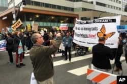 2018年3月7日，美国司法部长塞申斯在加州圣克莱门托在一家旅店向加州执法人员协会发表讲话时，示威者拦阻了旅店门前的交通。