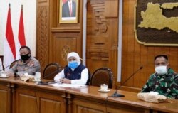 Gubernur Jawa Timur Khofifah Indar Parawansa bersama Kapolda Jatim Irjen Pol Drs. Luki Hermawan, M.Si. dan Pangdam V Brawijaya Mayjen TNI Widodo Iryansyah, menyampaikan rencana penanganan zona merah virus corona di Gedung Negara Grahadi, Surabaya, Rabu, 1