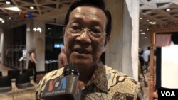 Sri Sultan Hamengkubuwono X, Gubernur DIY, ikut menghadiri pertunjukan wayang kulit di Universitas Yale.