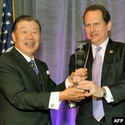 台湾驻美代表袁健生代表领奖