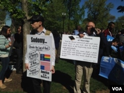 反对同性婚姻的人士在联邦最高法院法院前（美国之音亚微拍摄）