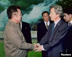 지난 2002년 9월 17일, 고이즈미 준이치로 당시 일본 총리(오른쪽)와 김정일 북한 국방위원장이 평양에서 정상회담을 갖고, 국교 정상화에 합의했다.