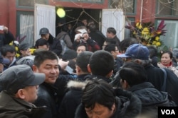 赵紫阳书房前的小院挤满上百位前来悼念的市民（美国之音东方拍摄）