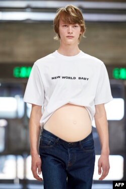 Seorang model memperagakan karya desainer China, Xander Zhou, di hari ketiga peragaan busana Musim Semi/Musim Panas 2019 London Fashion Week Men's fashion di London, 10 Juni 2018.