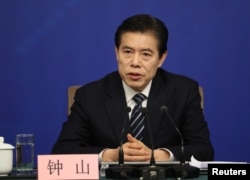 中国商务部部长钟山2018年3月11日出席记者会(路透社)