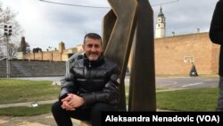 Predsednik Košarkaškog saveza Francuske Žan-Pjer Siuta ispred spomenika začetnicima košarke