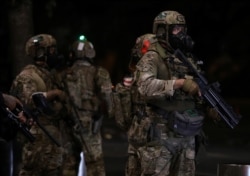 Arhiva - Federalni agenti čuvaju federalne zgrade tokom protesta u Portlandu, Oregon.