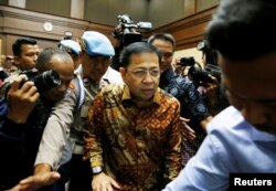 Ketua DPR Setyo Novanto dikawal polisi saat pembacaan putusan kasus korupsinya di Jakarta, 24 April 2018. (Foto: Beawiharta/Reuters)