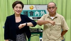 香港民意研究所副行政总裁钟剑华8月6日(右)出席民主党前主席刘慧卿的网台节目，探讨香港运动员在奥运的表现和香港人在当中产生的身份认同（美国之音/汤惠芸）