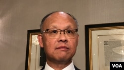 参加华盛顿“选择美国”投资峰会台湾代表团团长邓振中2019年6月10日在欢迎晚宴中接受媒体采访(美国之音钟辰芳拍摄）