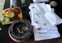 Panitia pemungutan suara menyiapkan surat pendaftaran pemilih di tempat pemungutan suara di Kuta, dalam pilkada di Bali, 9 Desember 2015. (Foto: AFP)