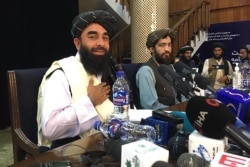Juru bicara Taliban Zabihullah Mujahid (kiri) di Kabul pada 17 Agustus 2021 setelah Taliban mengambil alih Afghanistan. (Foto: AFP/Hoshang Hashimi)