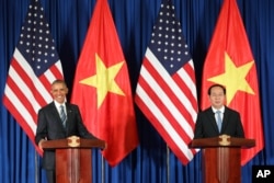 U.S. President Barack Obama, left, and Vietnamese President Tran Dai Quang attend a press conference at the International Convention Center in Hanoi, Vietnam, May 23, 2016.
