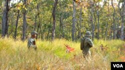 មន្ត្រី​ឧទ្យានុរក្ស​បង្ហាញ​សកម្ម​ភាព​ល្បាត​ព្រៃឲ្យ​អ្នក​សារព័ត៌មាន​បាន​ឃើញ​នៅ​ទីស្នាក់ការ​ត្រពាំង​ធ្មៀរ ក្នុង​ដែន​ជម្រក​សត្វព្រៃ​ស្រែពក​ក្នុង​ស្រុក​កោះញែក​ ខេត្ត​មណ្ឌល​គិរី កាលពី​ថ្ងៃទី​១៧ មករា ឆ្នាំ២០២១។ (អូន ឆេងប៉រ/វីអូអេ)