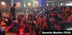Sekitar 200 pengunjung memadati ruangan konser di Toba Tabo Cafe, Jakarta, Sabtu, 6 April 2019. (Foto: VOA/Sasmito Madrim)