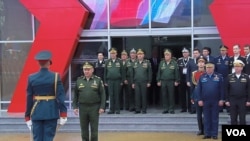 两个星期前在莫斯科郊外一个武器展开幕式上，国防部长绍伊古（前排中）和其他俄军高级军官。